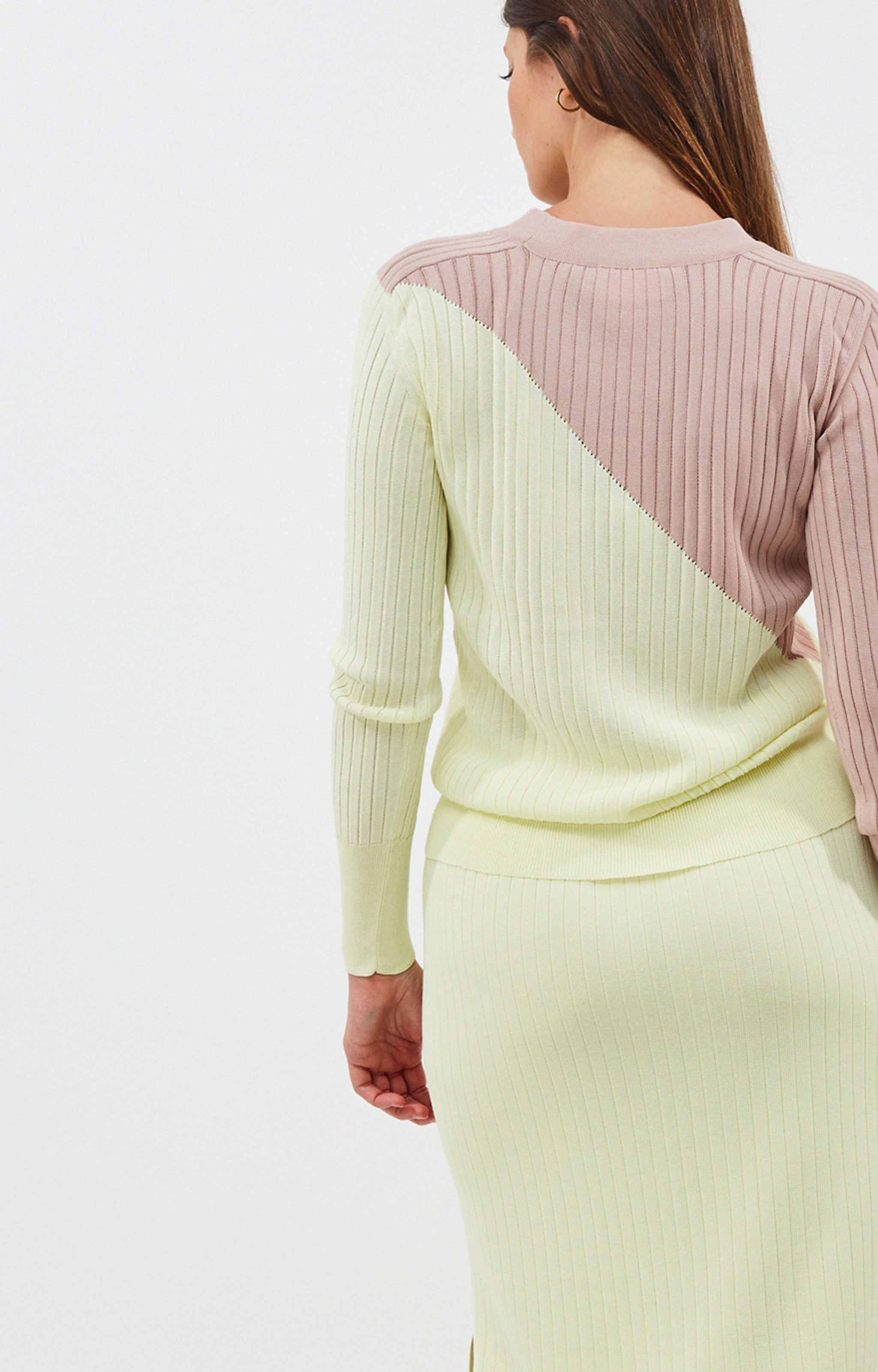 Diagonal roundneck