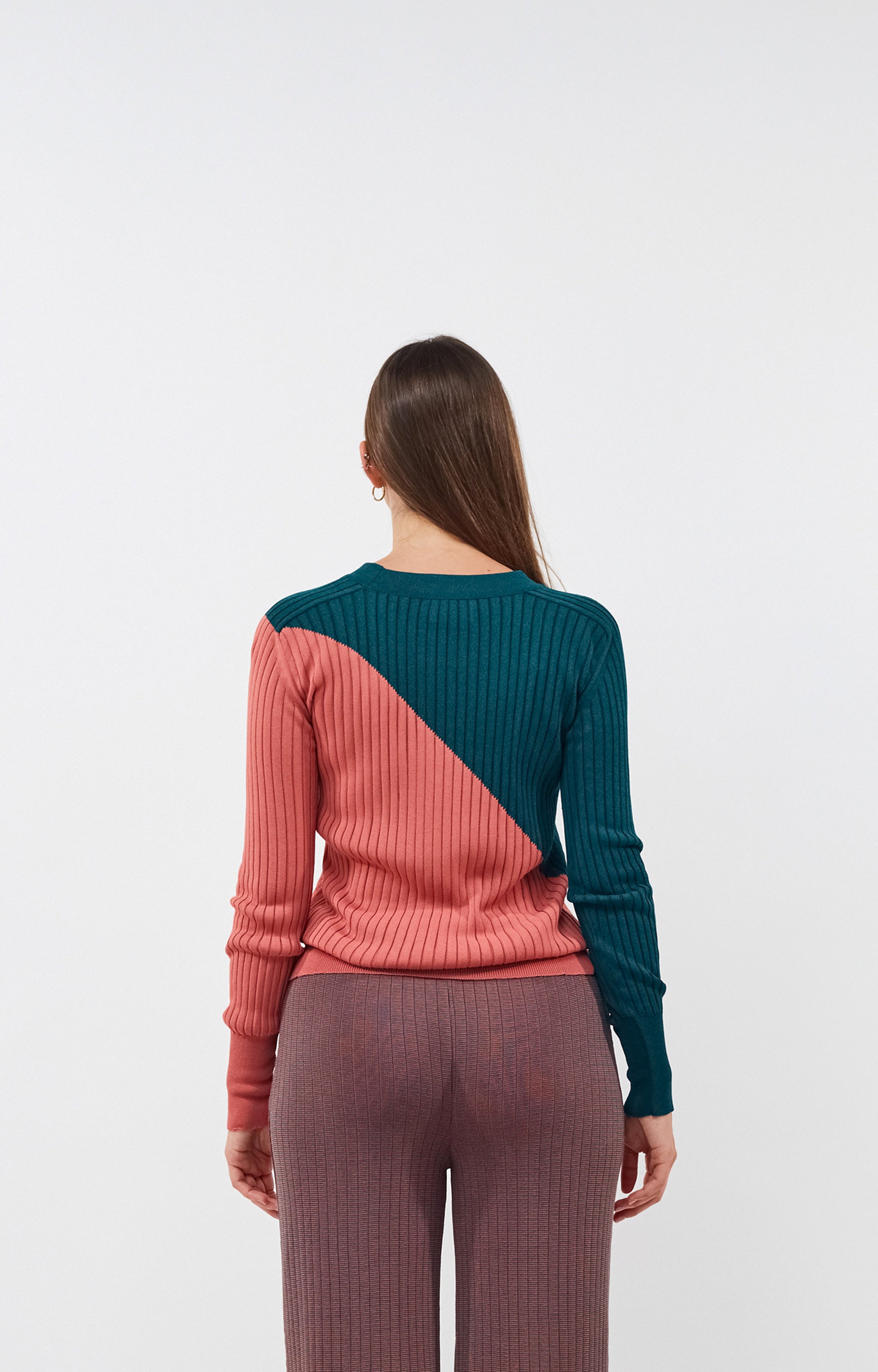 Diagonal roundneck